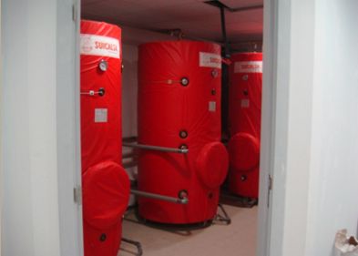 Técnicas Energéticas Yuste cuarto con contenedores rojos